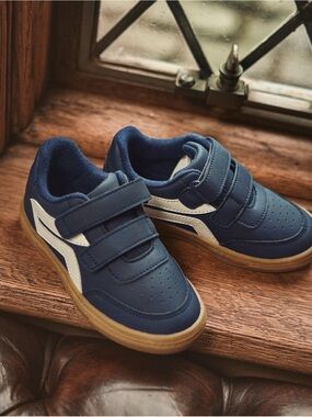 Gymboree Navy and White Kids Velcro Sneakers
Toddler 10